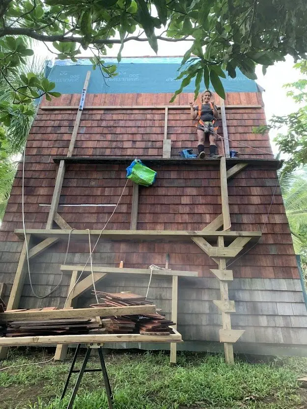 Construction du bardage en bois de l'A-frame, Martinique