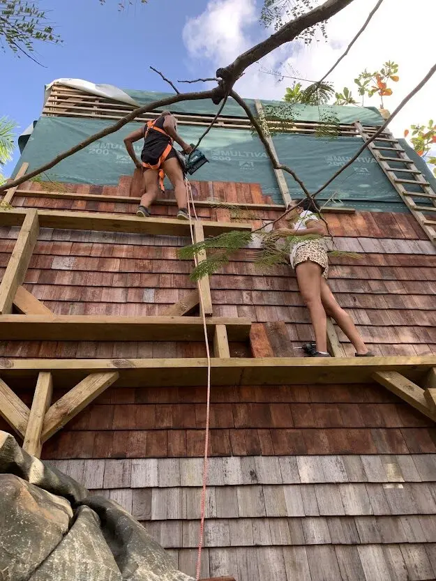 Pose du bardage en bois sur l'A-frame, Sainte-Luce, Martinique