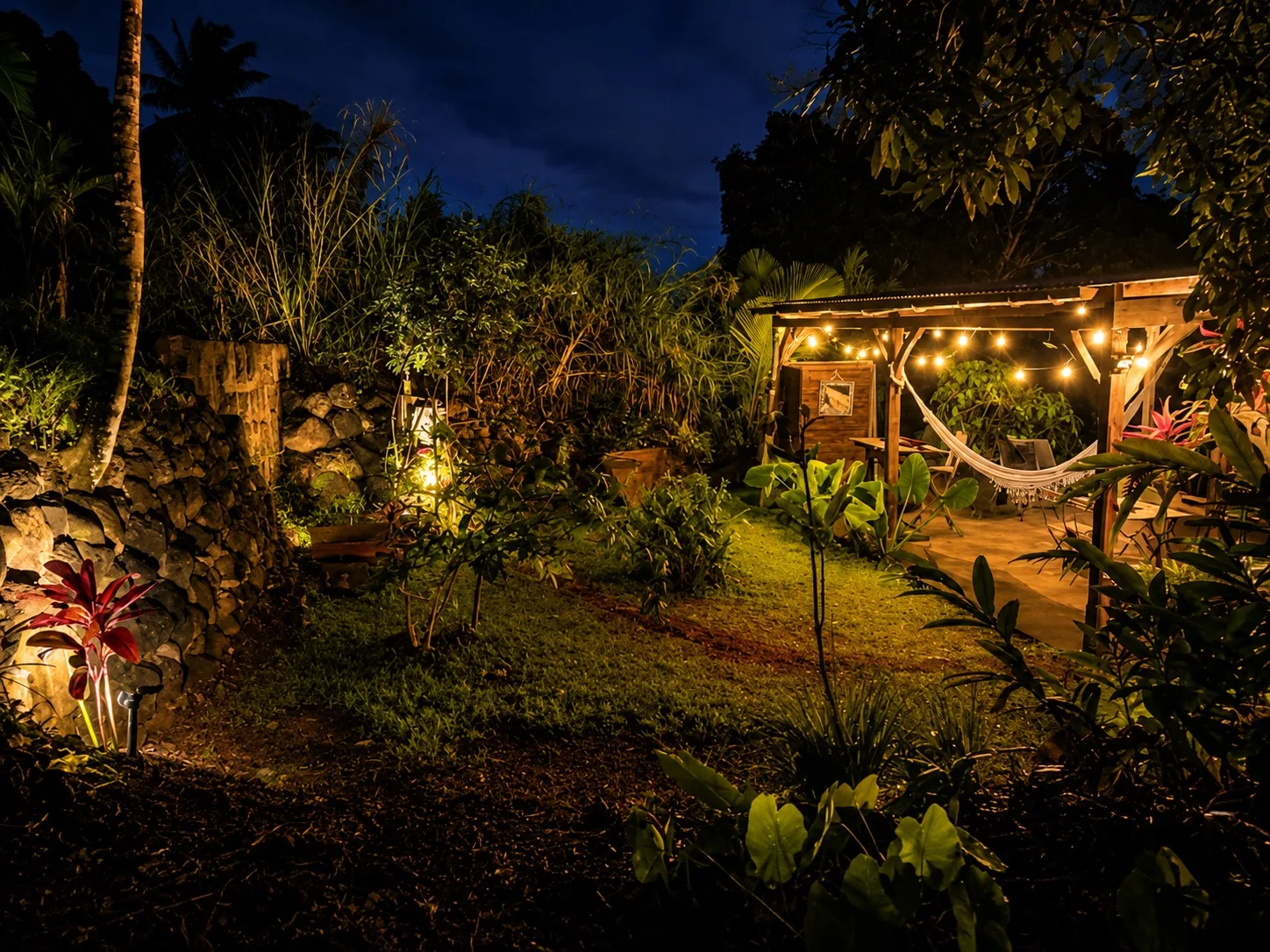 Jardin et préau des Vendredis éclairés la nuit, Sainte-Luce, Martinique