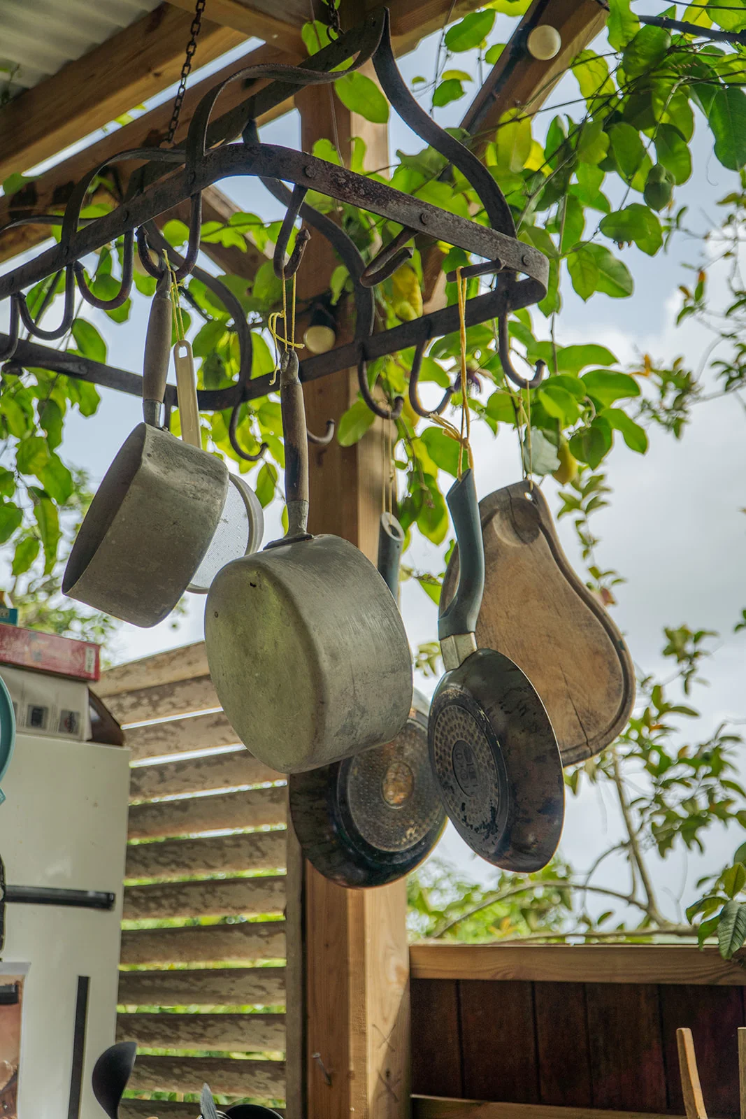 Casseroles anciennes suspendues dans la cuisine ouverte, Les Vendredis
