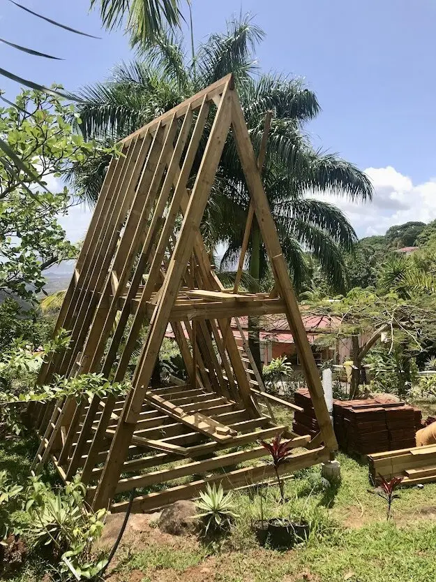 Ossature bois de la charpente A-frame en cours de montage, Martinique