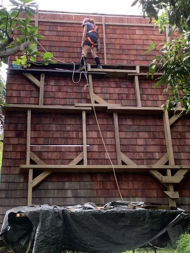 Travaux de pose du bardage en façade de l'A-frame, Sainte-Luce